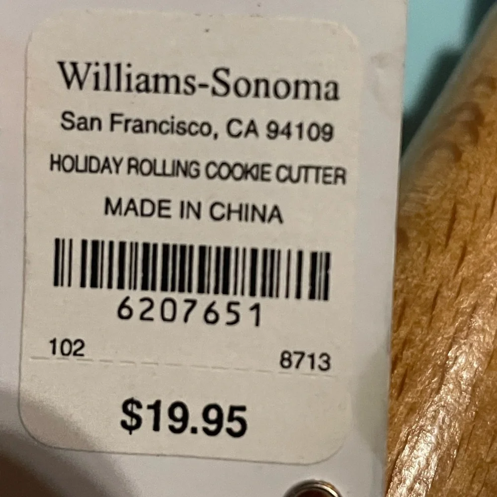 Williams Sonoma Holiday Rolling Cookie Cutter with Red Tag -S